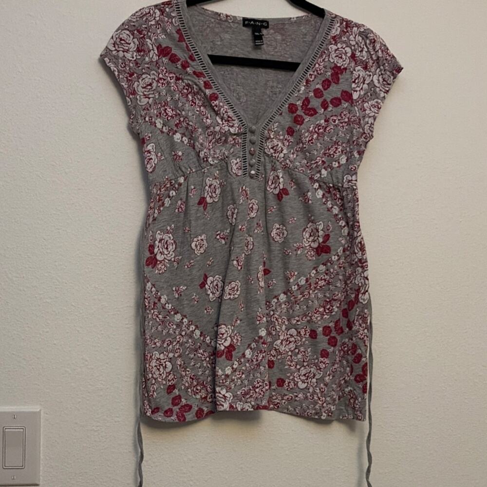 Gray Red White Floral Short Sleeve Button V-Neck Tunic Blouse M